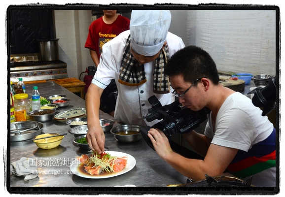 此次攝制組通過拍攝婺源代表名菜糊豆腐、粉蒸肉、荷包紅魚、賽鵝頸及地方小吃清明果、灰汁果、糯米子糕等來(lái)詮釋婺源美食經(jīng)典，展示婺源食文化，打造獨(dú)屬婺源的美食符號(hào)。