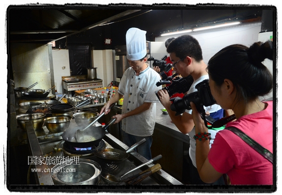 此次攝制組通過拍攝婺源代表名菜糊豆腐、粉蒸肉、荷包紅魚、賽鵝頸及地方小吃清明果、灰汁果、糯米子糕等來(lái)詮釋婺源美食經(jīng)典，展示婺源食文化，打造獨(dú)屬婺源的美食符號(hào)。