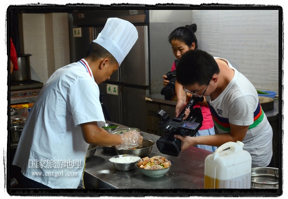 此次攝制組通過拍攝婺源代表名菜糊豆腐、粉蒸肉、荷包紅魚、賽鵝頸及地方小吃清明果、灰汁果、糯米子糕等來(lái)詮釋婺源美食經(jīng)典，展示婺源食文化，打造獨(dú)屬婺源的美食符號(hào)。