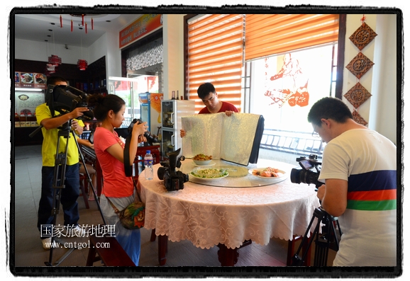 此次攝制組通過拍攝婺源代表名菜糊豆腐、粉蒸肉、荷包紅魚、賽鵝頸及地方小吃清明果、灰汁果、糯米子糕等來(lái)詮釋婺源美食經(jīng)典，展示婺源食文化，打造獨(dú)屬婺源的美食符號(hào)。