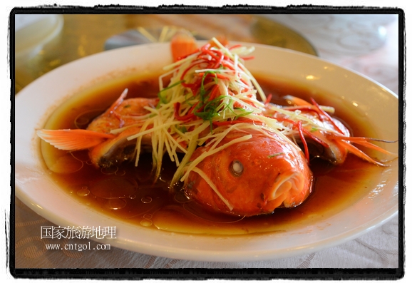 此次攝制組通過拍攝婺源代表名菜糊豆腐、粉蒸肉、荷包紅魚、賽鵝頸及地方小吃清明果、灰汁果、糯米子糕等來(lái)詮釋婺源美食經(jīng)典，展示婺源食文化，打造獨(dú)屬婺源的美食符號(hào)。