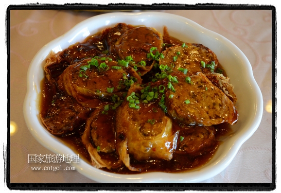 此次攝制組通過拍攝婺源代表名菜糊豆腐、粉蒸肉、荷包紅魚、賽鵝頸及地方小吃清明果、灰汁果、糯米子糕等來(lái)詮釋婺源美食經(jīng)典，展示婺源食文化，打造獨(dú)屬婺源的美食符號(hào)。