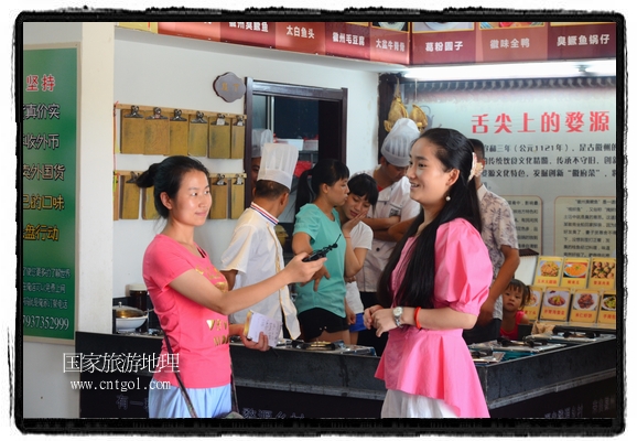 此次攝制組通過拍攝婺源代表名菜糊豆腐、粉蒸肉、荷包紅魚、賽鵝頸及地方小吃清明果、灰汁果、糯米子糕等來(lái)詮釋婺源美食經(jīng)典，展示婺源食文化，打造獨(dú)屬婺源的美食符號(hào)。