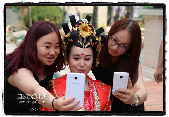 6月19日，端午節(jié)的前一天，甘肅平?jīng)鍪嗅轻紖^(qū)南山公園澳廈麗灣小區(qū)“邀請”唐朝被譽為四大美女之一的“楊貴妃”前來與市民見面，共度“端午佳節(jié)”。期間，“貴妃娘娘”由一名解說人員做向?qū)?，與小區(qū)居民一同游玩、賞景、互敬酒水、合影留念，并現(xiàn)場贈送大人小孩粽子、香包和糖果。