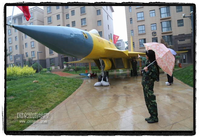 小區(qū)突然出現(xiàn)“飛機坦克”，其中殲15艦載戰(zhàn)斗機一架、99式主戰(zhàn)坦克一輛、武直-10武裝直升機一架，吸引了眾多市民雨中圍觀、合影。