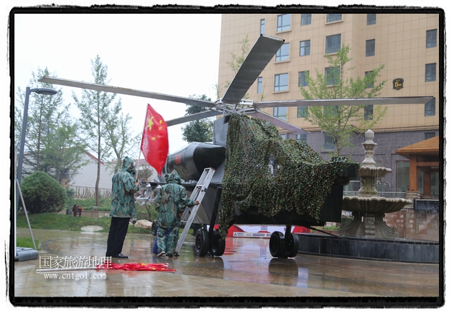 小區(qū)突然出現(xiàn)“飛機坦克”，其中殲15艦載戰(zhàn)斗機一架、99式主戰(zhàn)坦克一輛、武直-10武裝直升機一架，吸引了眾多市民雨中圍觀、合影。