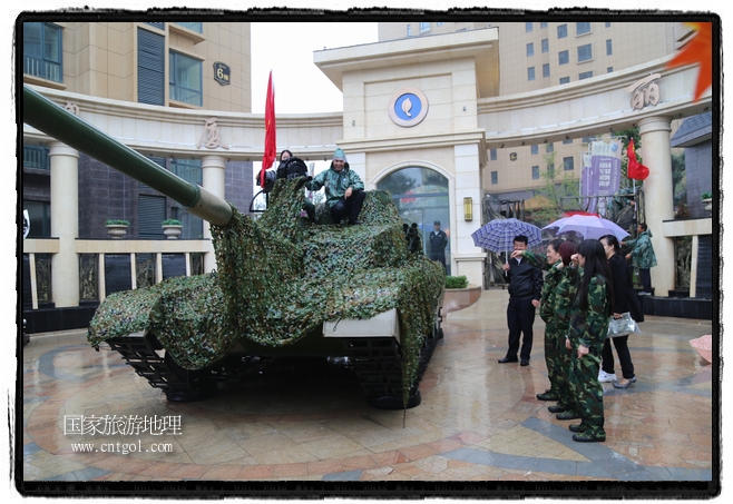 小區(qū)突然出現(xiàn)“飛機坦克”，其中殲15艦載戰(zhàn)斗機一架、99式主戰(zhàn)坦克一輛、武直-10武裝直升機一架，吸引了眾多市民雨中圍觀、合影。