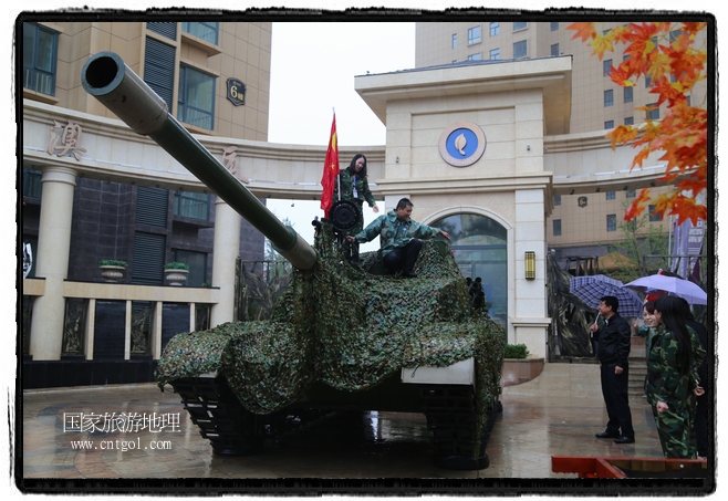 小區(qū)突然出現(xiàn)“飛機坦克”，其中殲15艦載戰(zhàn)斗機一架、99式主戰(zhàn)坦克一輛、武直-10武裝直升機一架，吸引了眾多市民雨中圍觀、合影。