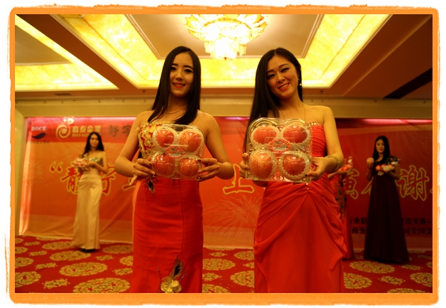 甘肅平?jīng)觯好铨g妹子表演T臺秀 不秀身材秀“金果”(圖)