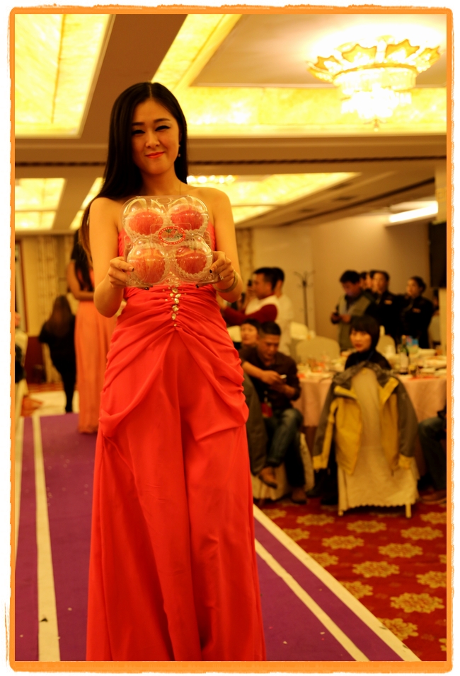 甘肅平?jīng)觯好铨g妹子表演T臺秀 不秀身材秀“金果”(圖)