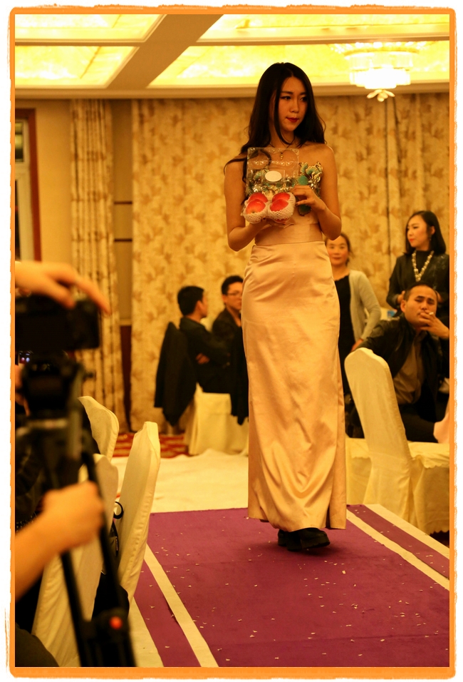 甘肅平?jīng)觯好铨g妹子表演T臺秀 不秀身材秀“金果”(圖)