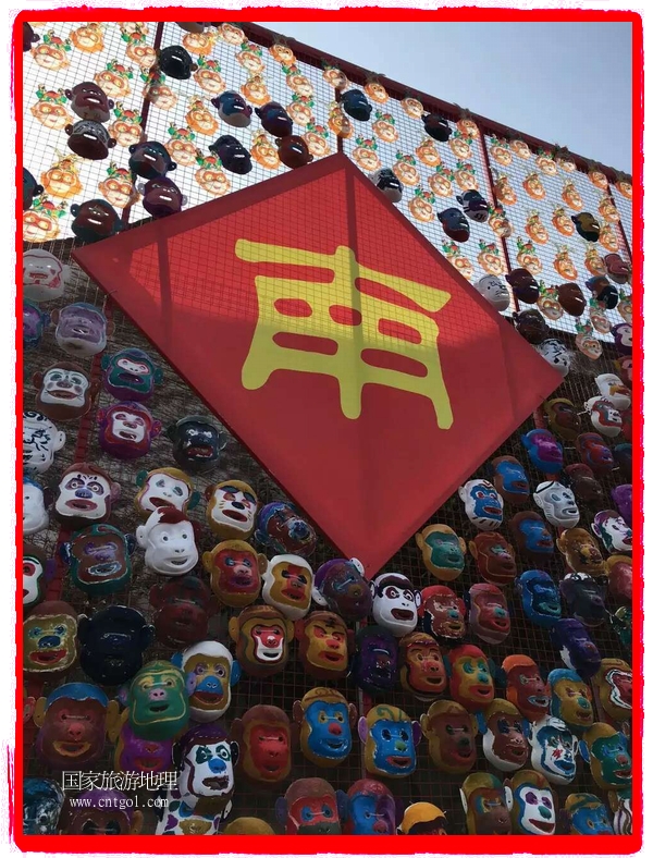 中國規(guī)模最大的猴面具彩繪在南潯古鎮(zhèn)展示。猴子真是今年最紅的動物。 