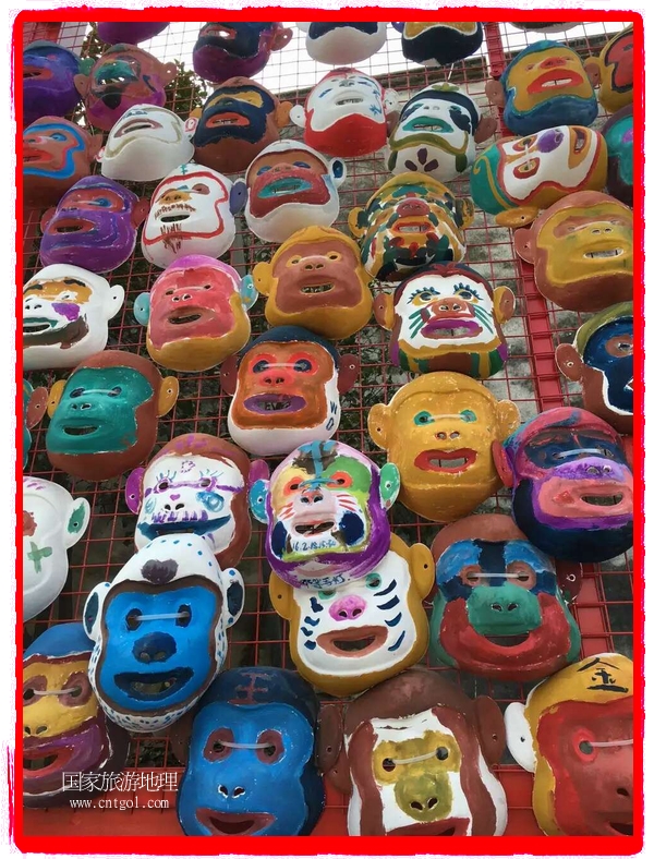 中國規(guī)模最大的猴面具彩繪在南潯古鎮(zhèn)展示。猴子真是今年最紅的動物。 