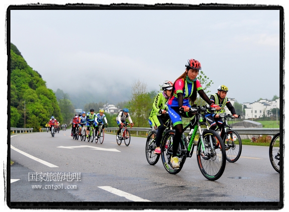 來自江西、安徽、浙江、福建等省市近千名選手參加了比賽，婺源賽道沿途的秀美風(fēng)光和徽派古村落，給參賽選手留下美好的印象。