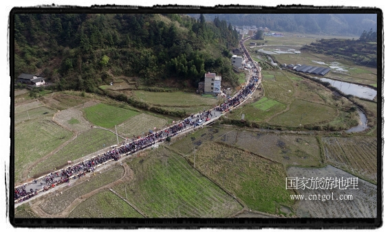 1700桌合攏宴，總長(zhǎng)3.7公里，10380人同桌就餐，創(chuàng)歷史之最