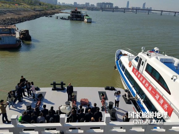 江西開(kāi)展呵護(hù)一湖清水，嚴(yán)厲打擊非法采砂行動(dòng)（圖）